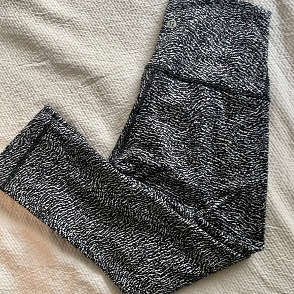 Lululemon crops 🍋 - Picture 1 of 4